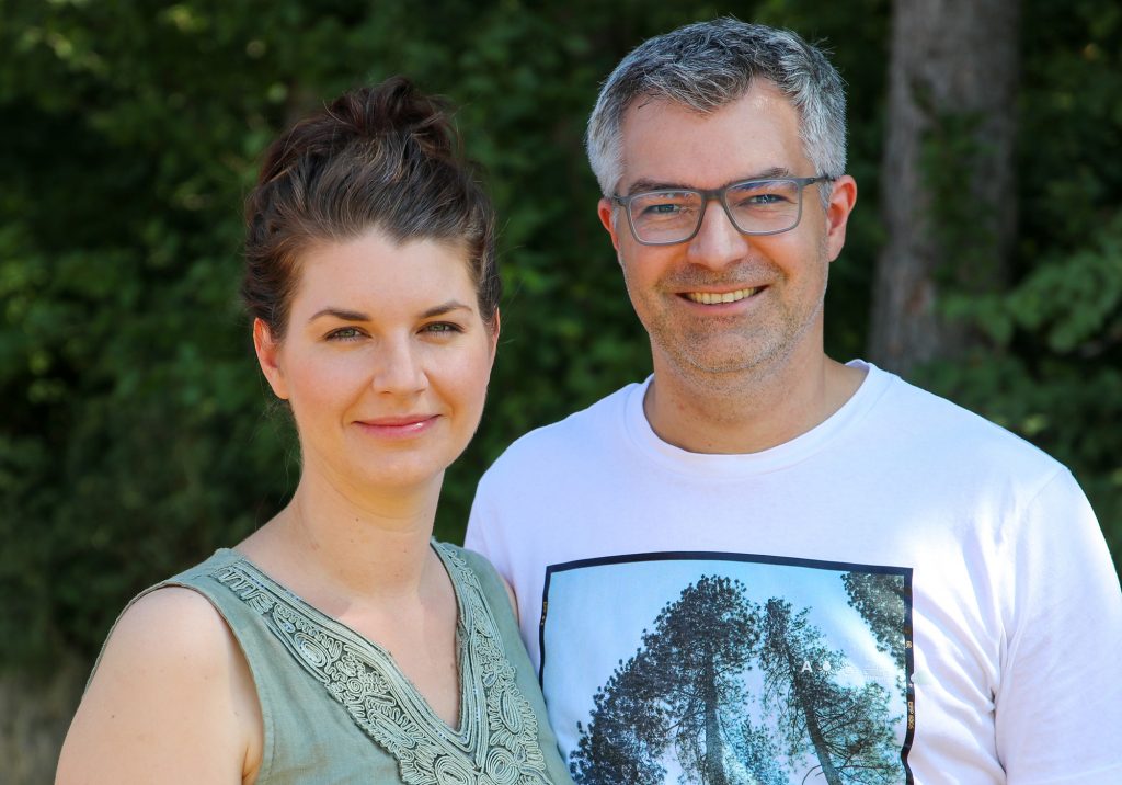 Lara Theel und Tobias Theel haben den Adventskalender für Familien von Schneggi & Spatzl erfunden.